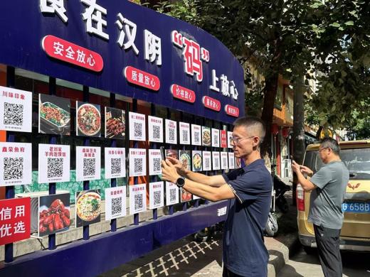 掃二維碼看后廚直播，安心+1